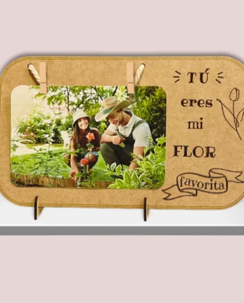 Imagen de un encantador marco de fotos de madera con la frase impresa con láser 'mi flor favorita eres tú', perfecto para regalar momentos especiales con estilo