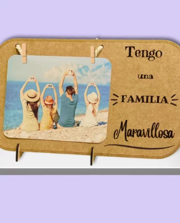 marco de fotos con una foto familiar y con la frase tengo una familia maravillosa