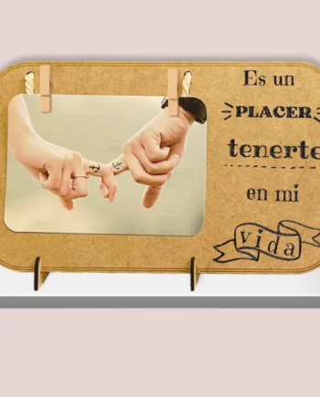 "Captura la calidez y emoción con nuestro marco de fotos grabado con la frase 'Es un placer tenerte en mi vida'. Un recuerdo que celebra conexiones especiales."