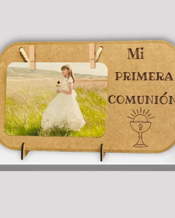 marco de fotos de madera con la frase mi primera comunion. Cáliz impreso con laser