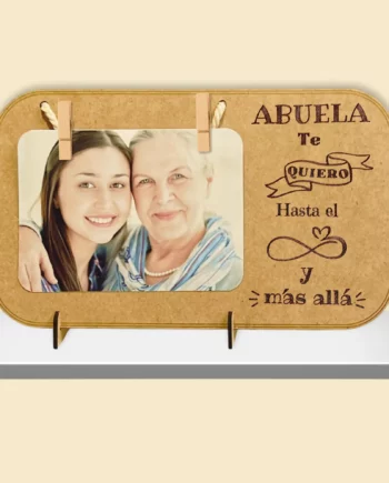 Capta la emotividad con nuestro marco para fotos grabado con láser. 'Abuela te quiero hasta el infinito y más allá'. Un mensaje eterno para un amor duradero."