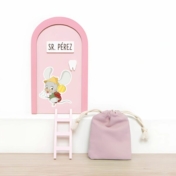 puerta rosa con pegatina del ratoncito perez