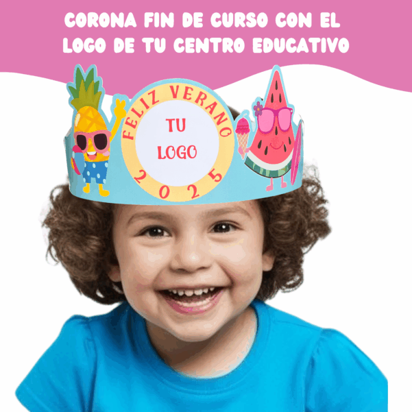 niño con dipoma en forma de corona para celebrar fin de curso