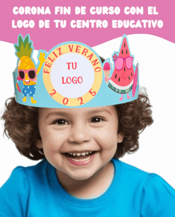 niño con dipoma en forma de corona para celebrar fin de curso
